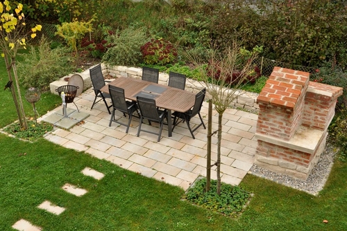 gemütliche Terrasse mit Juramäuerchen