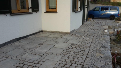 Kleinsteinpflaster antik mit schweizer Gneisplatte