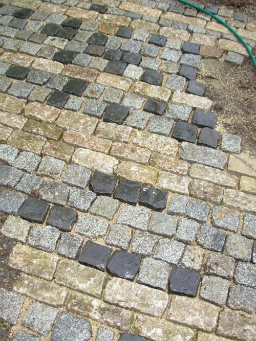 leinsteinpflaster mit Muschelkalkriemchen