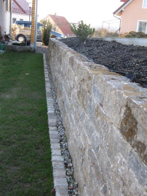 mehrschichtige Muschelkalkklebemauer