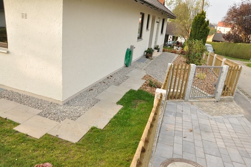 modernes Betonpflaster und Keramikplatten als Trittplatten